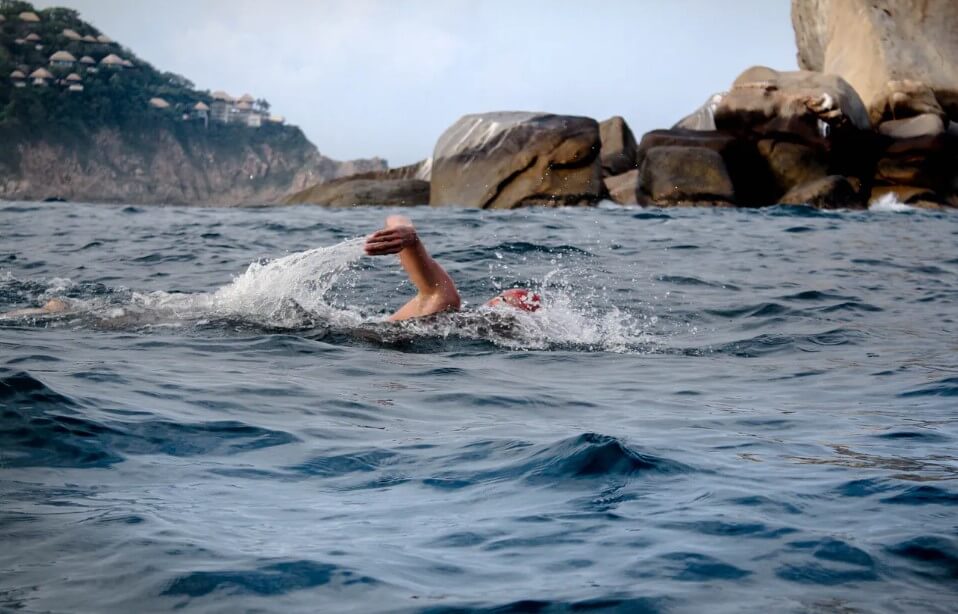 manfaat berenang di laut.jpg2.jpg