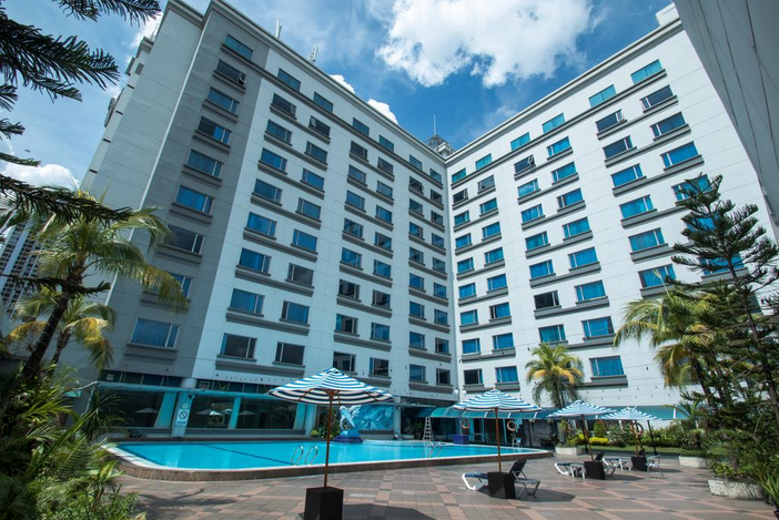 hotel dengan fasilitas kolam renang di medan