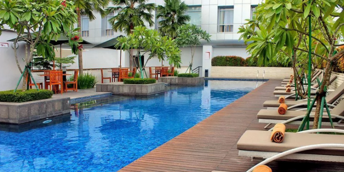 hotel dengan fasilitas kolam renang di medan