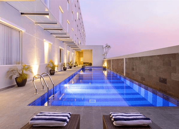 hotel dengan fasilitas kolam renang di Surabaya
