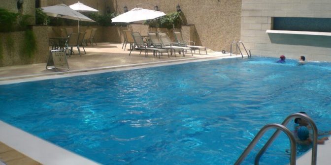 etika berenang di hotel