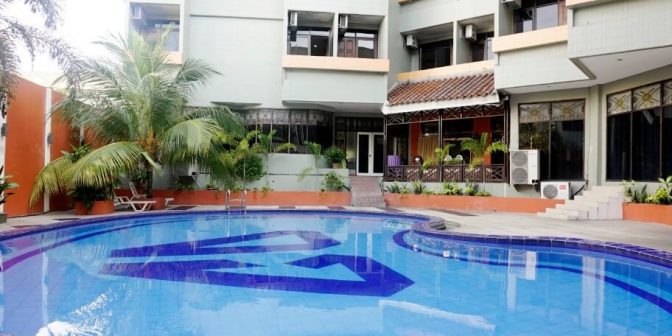 etika berenang di hotel