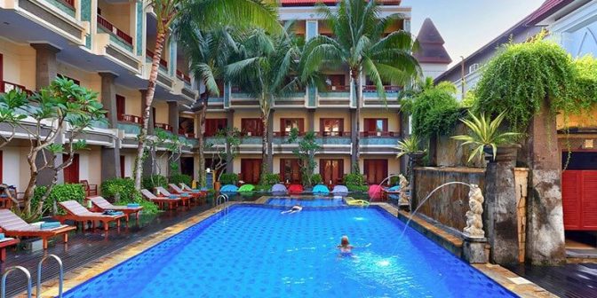 etika berenang di hotel