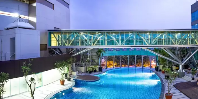 hotel dengan fasilitas kolam renang di bekasi