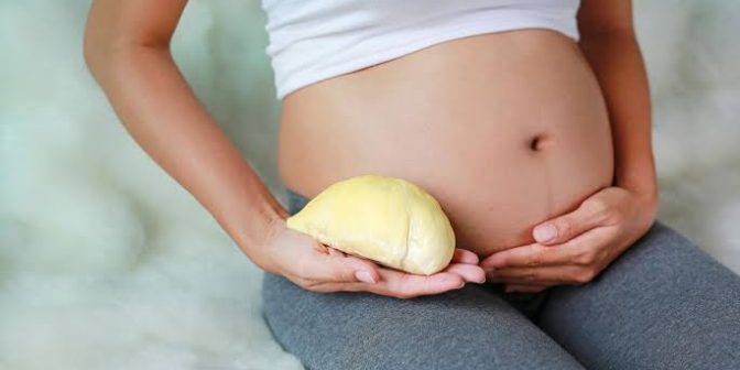 Ibu hamil makan durian