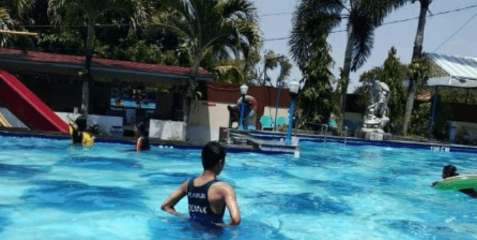 Kolam Renang di Demak