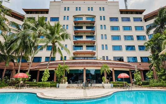 hotel dengan fasilitas kolam renang di bekasi