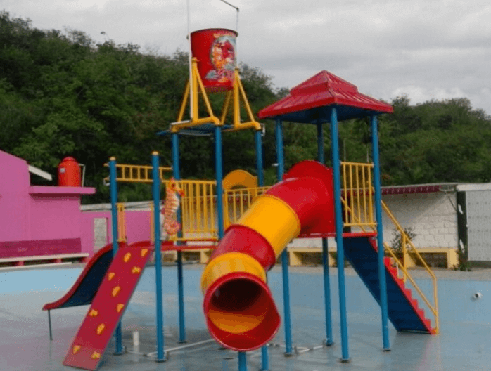 Seluncuran Kolam Renang