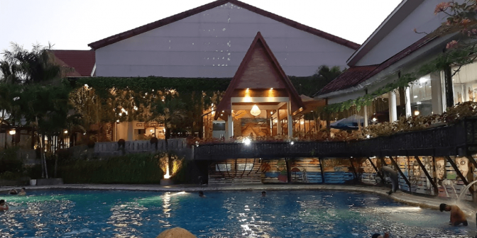 hotel dengan kolam renang di Kediri
