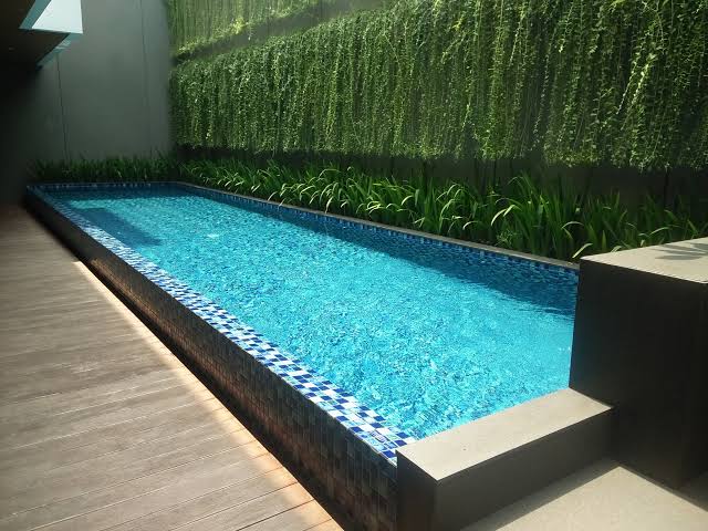 Pembersihan Kolam Renang via invinirypools.id