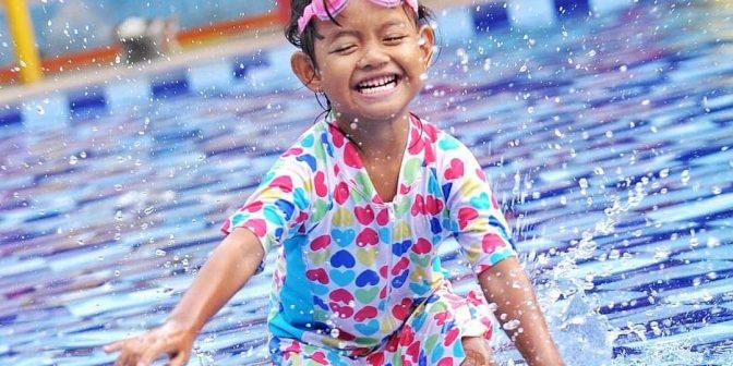 Fasilitas kolam renang pasir putih