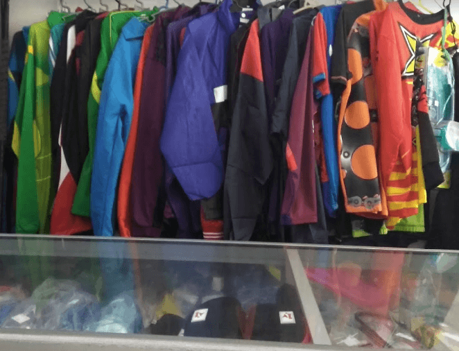 Toko baju renang di Jombang