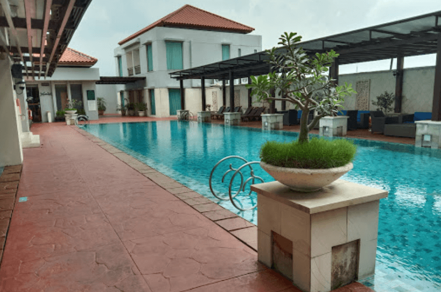 hotel dengan fasilitas kolam renang di kediri