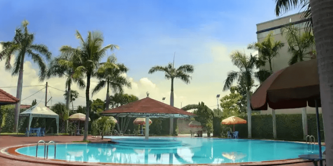 Hotel dengan Kolam Renang di Madiun