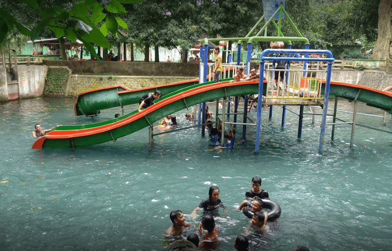 kolam renang di Tuban