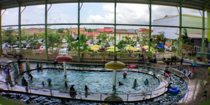 kolam renang di padang