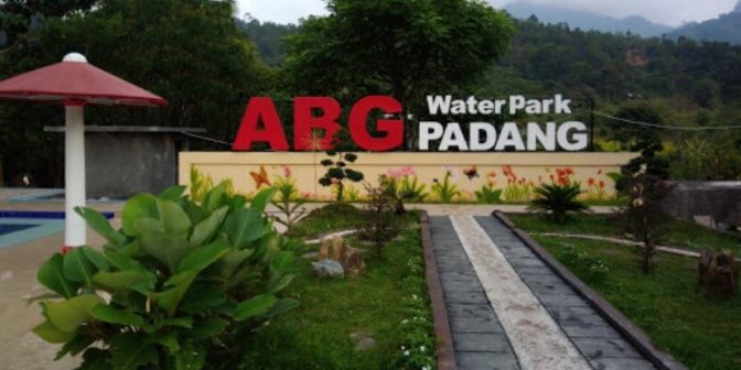 kolam renang di padang