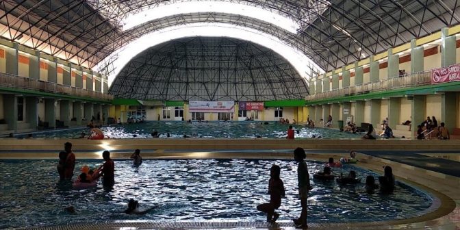 kolam renang di padang