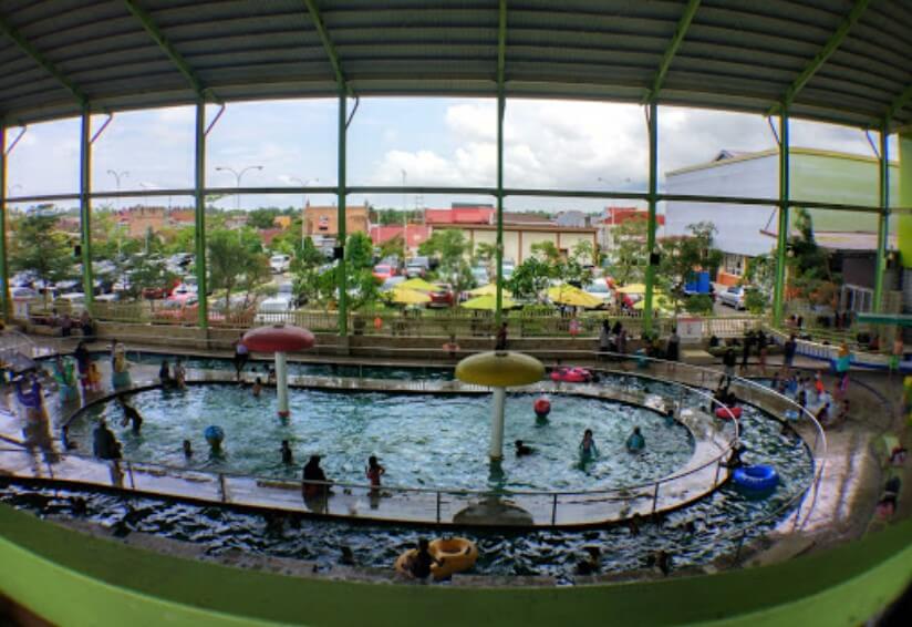 kolam renang di padang