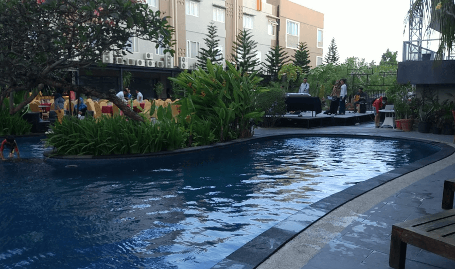 kolam renang di kendari ahmad nur ichsan