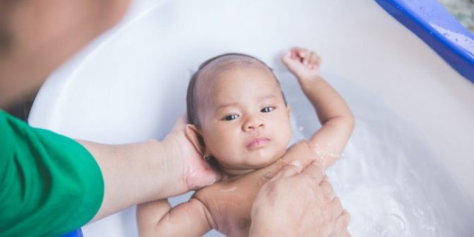 Cara Memandikan Bayi Baru Lahir