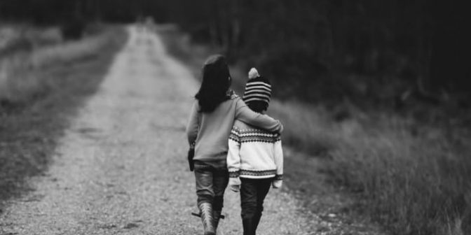 mengajarkan empati pada anak Sumber dillystreethouse.com