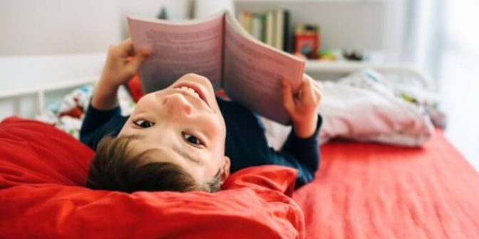 mengenalkan anak dengan buku