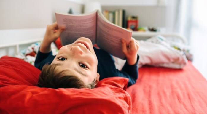 mengenalkan anak dengan buku