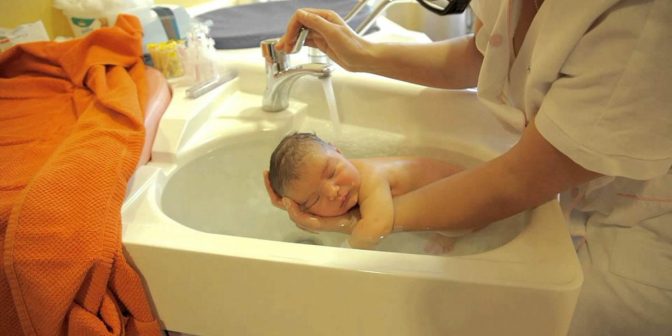 Cara Memandikan Bayi Baru Lahir via diction.id
