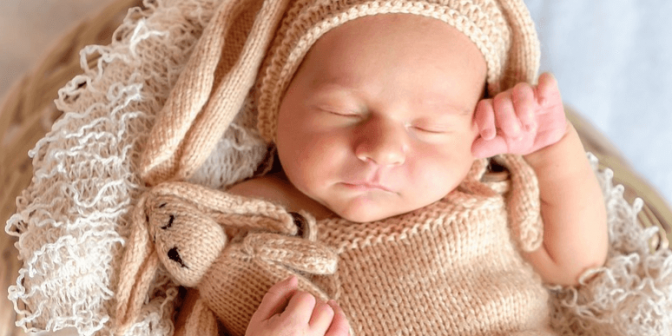 bayi tersenyum saat tidur