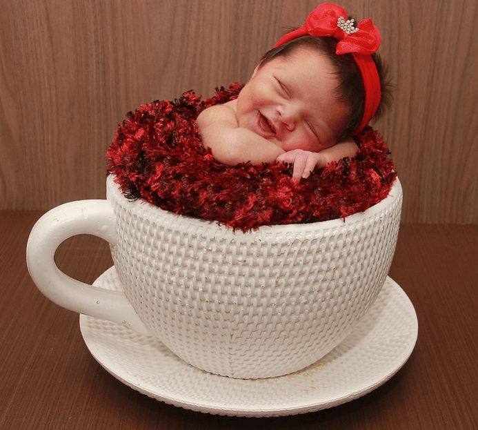 bayi tersenyum saat tidur