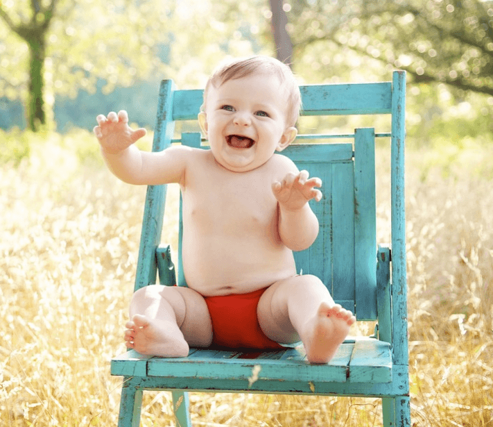 bayi tersenyum saat tidur