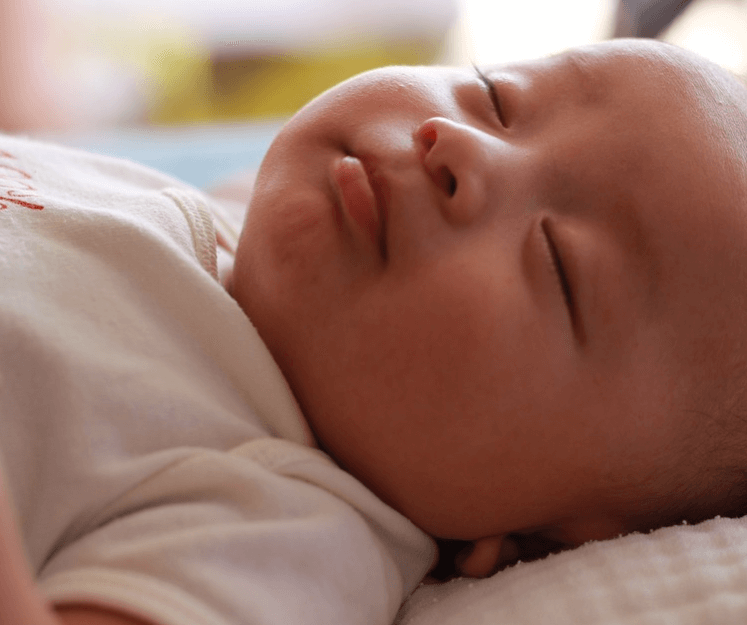 bayi tersenyum saat tidur