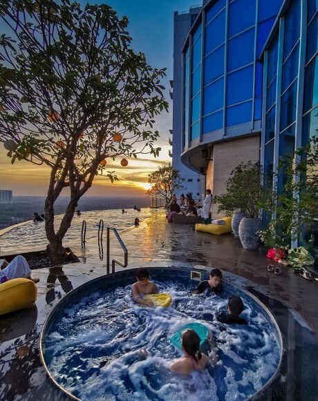 kolam renang tertinggi di Indonesia