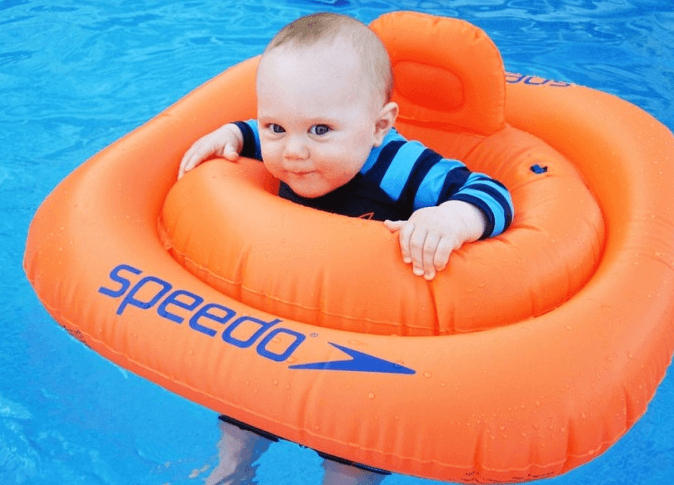 bayi berenang
