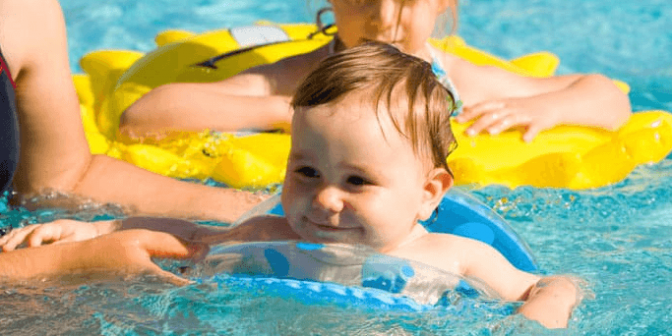 bayi berenang