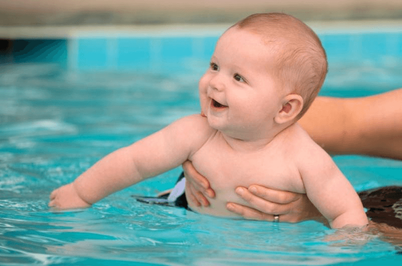 bayi berenang