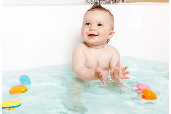 bayi berenang