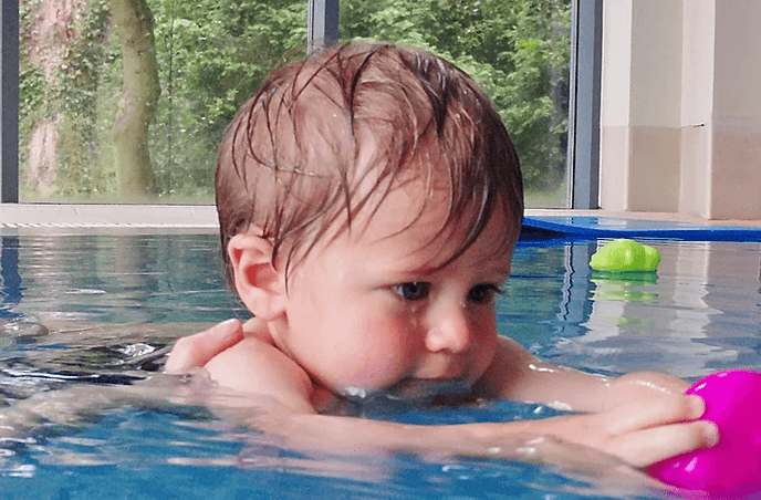 bayi berenang