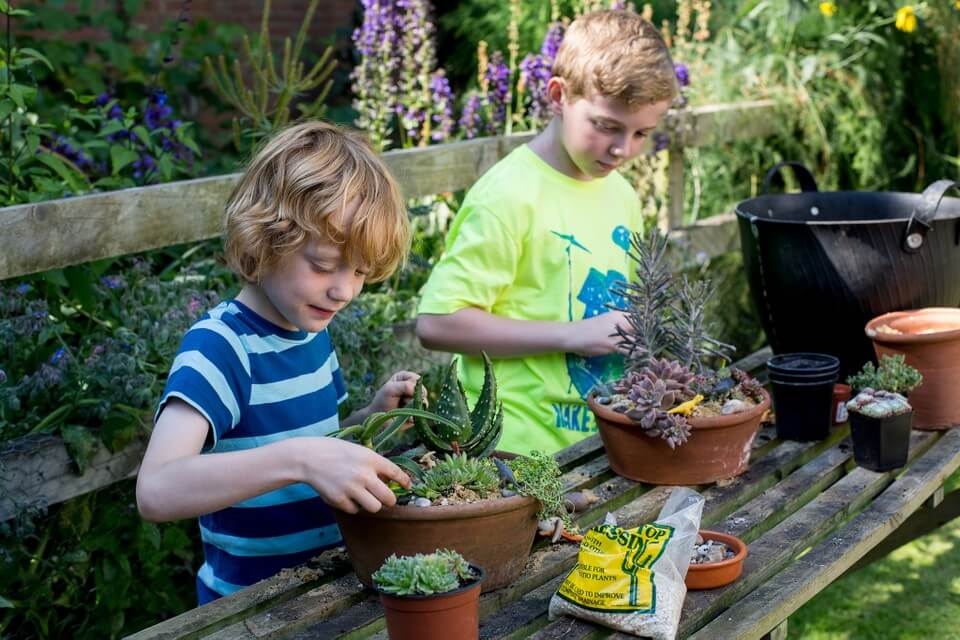 Mengajari Anak Berkebun via gardenersworld.com