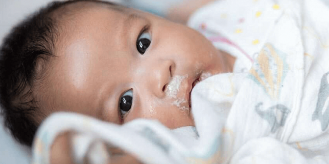 penyebab bayi muntah