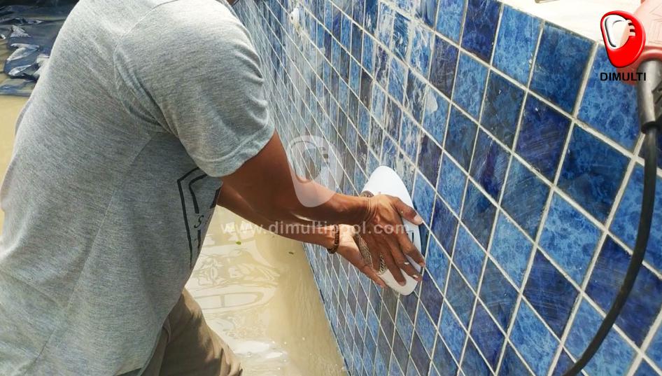 Pemasangan lampu kolam renang