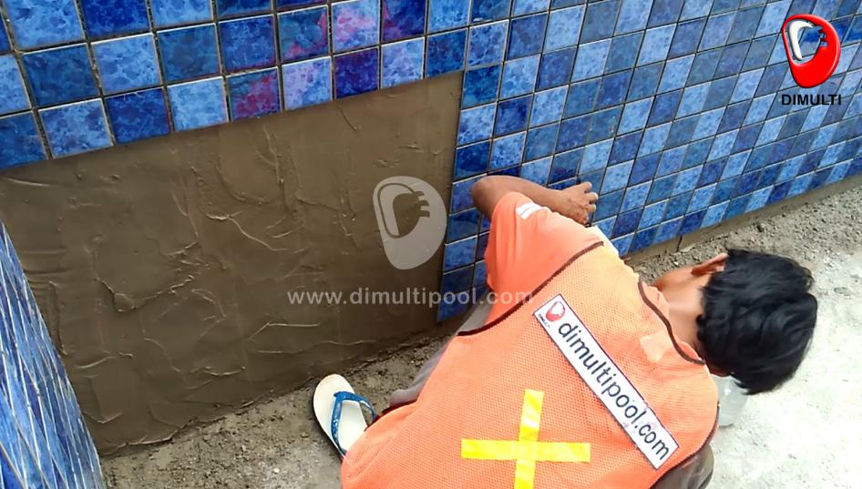 Pemasangan mozaik atau Keramik