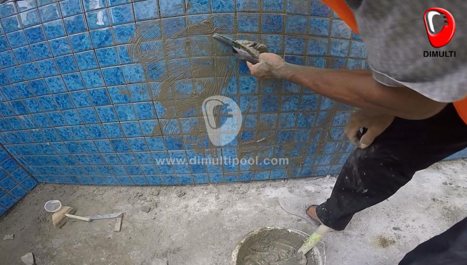 Pengenatan kolam renang