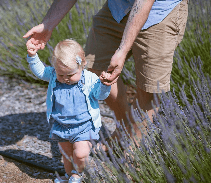 merangsang bayi cepat berjalan