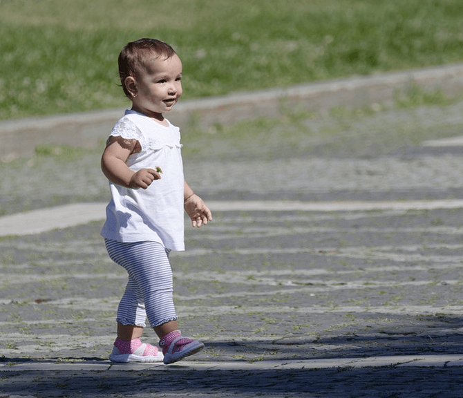 merangsang bayi cepat berjalan