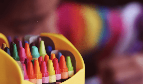 mewarnai gambar pemandangan dengan crayon Titi