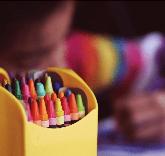 mewarnai gambar pemandangan dengan crayon Titi