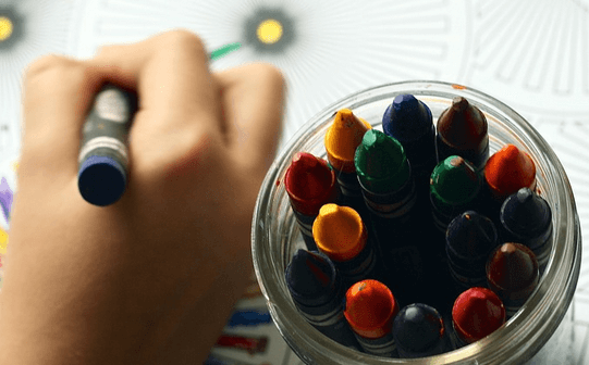 mewarnai gambar pemandangan dengan crayon Titi