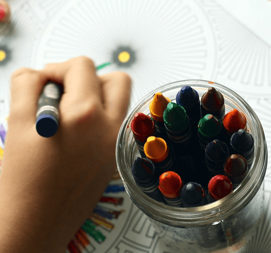 mewarnai gambar pemandangan dengan crayon Titi